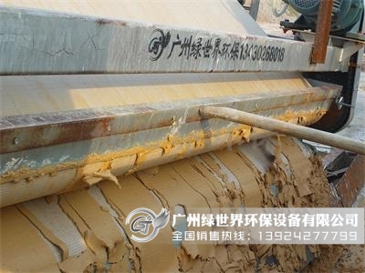 高嶺土帶式壓濾機(jī)現(xiàn)場(chǎng)壓濾效果圖